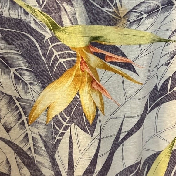 Tommy Bahama men’s 100% silk Hawaiian shirt. Size Small - Picture 8 of 9